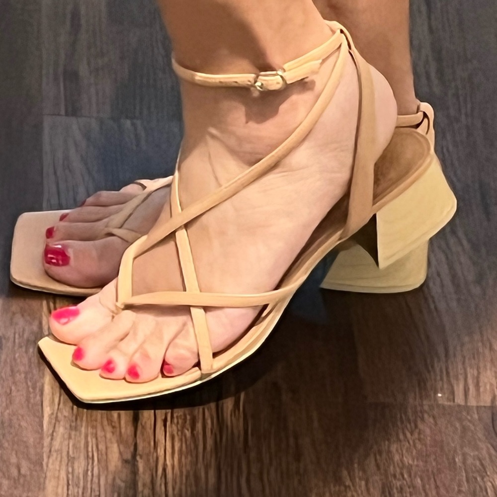 Vince Camuto cream sandals, - Picture 7 of 14